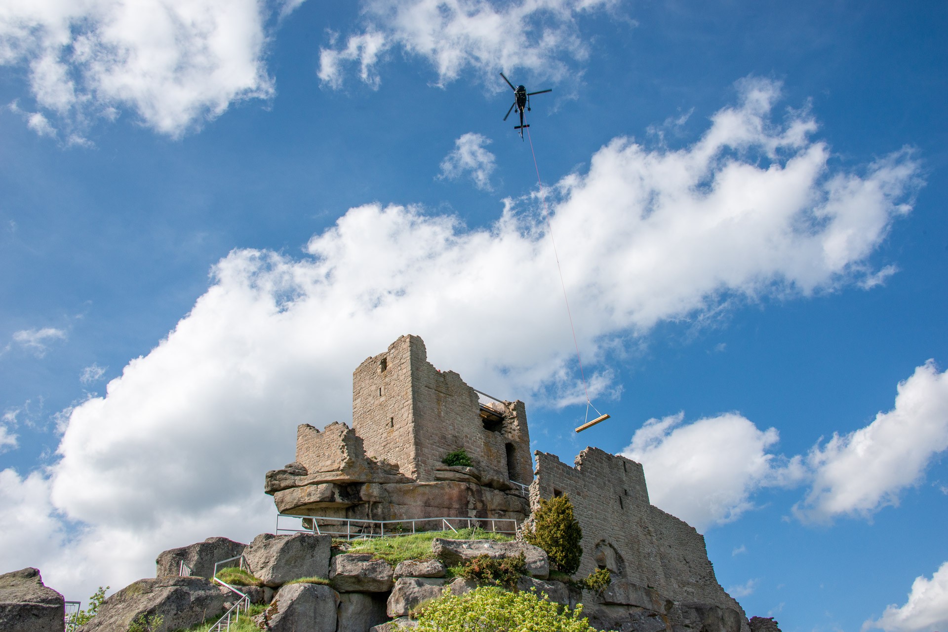 Die Burgruine in Flossenbürg mit Helikopter in der Luft.